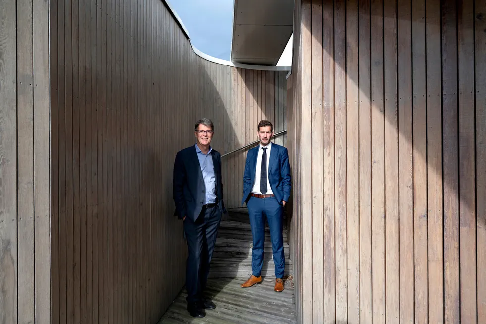 Deloitte-toppsjef Sjur Gaaseide (venstre) og kredittanalysesjef i SEB Thomas Eitzen presenterer finansdirektør-undersøkelsen, som viser den høyeste optimismen på ti år.