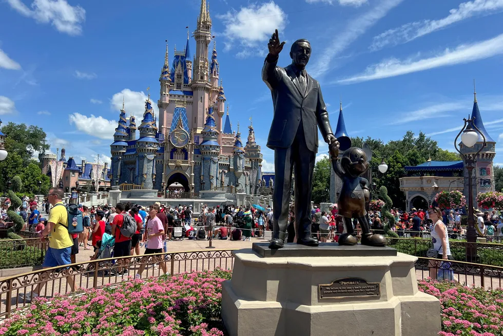 Disney markedsfører Walt Disney World ved Orlando i Florida som «The Happiest Place on Earth». Det er åpen konflikt mellom konglomeratet og Floridas guvernør.