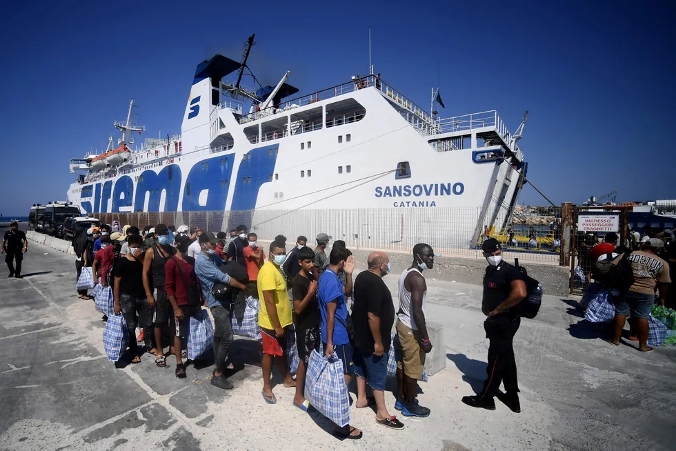 Migranter venter på å bli overført fra den italienske øyen Lampedusa til mottakssenter i Agrigento.