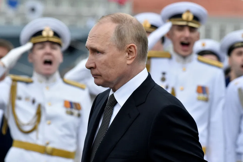 Sanksjonene har ennå ikke tvunget Vladimir Putin til militær retrett.