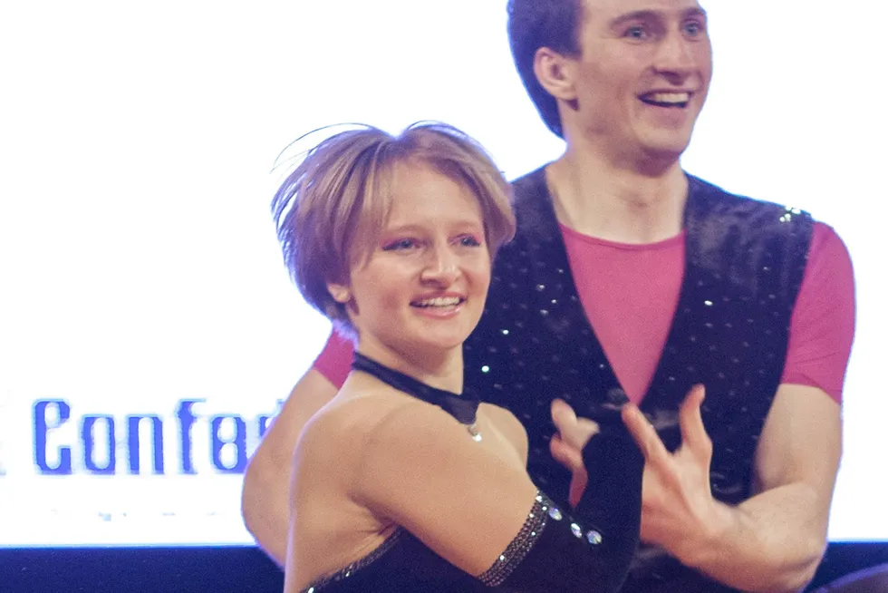 Katerina Tikhonova (t.v.), datter av Russlands president Vladimir Putin, danser her med Ivan Klimov under en konkurranse i Krakow i april 2014. Hun rammes nå av EUs nye sanksjonspakke.