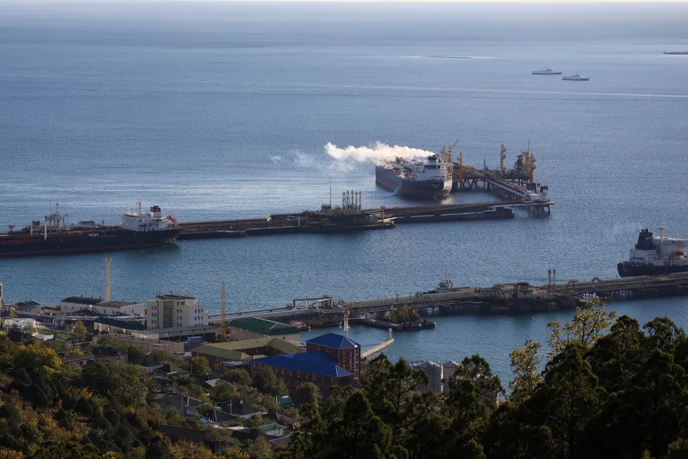 Oljetankere i havn ved Sjeskharis-komplekset i Novorossijsk ved Svartehavet.