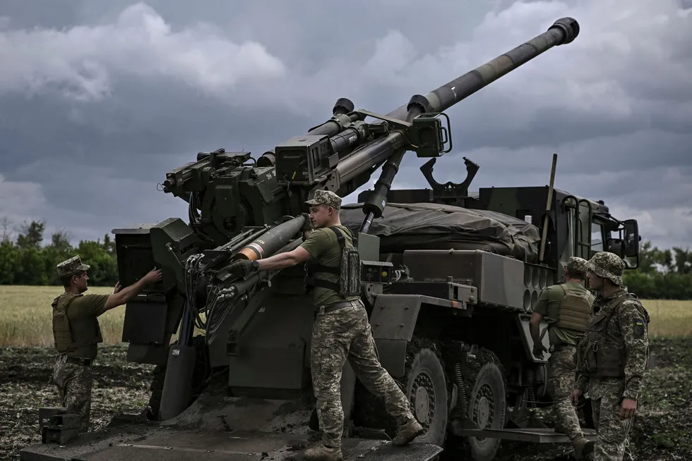 Vestlige land har forsynt Ukraina med stadig tyngre våpen, som fransk artilleri ved frontlinjen i Donbas.