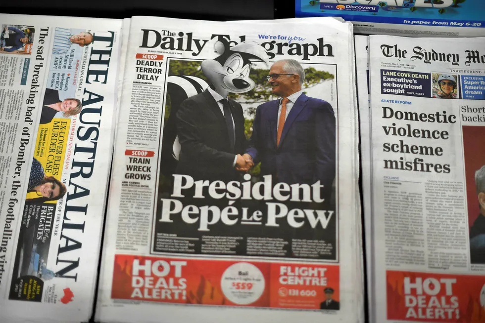 Forsiden til avisen The Daily Telegraph fremstilte den franske presidenten som tegneseriefiguren Pepe le Skunk eller Pepe le Pew på engelsk. Foto: Saeed Khan/AFP photo/NTB Scanpix