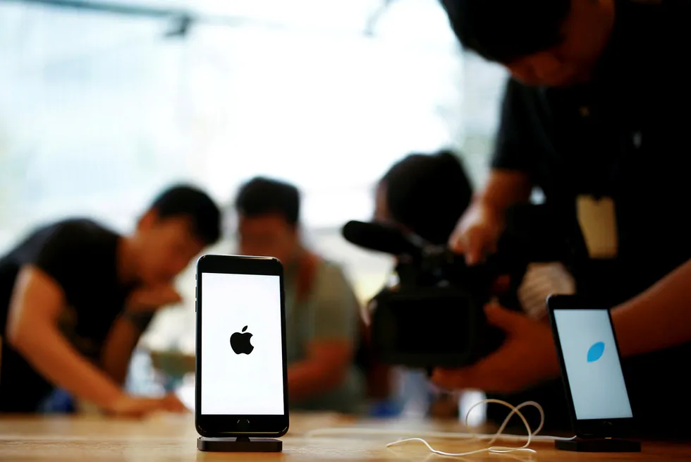 Apple er avhengig av å lykkes i Kina med lanseringen av neste Iphone-modell. Testproduksjonen av Iphone 8 og en jubileumsmodell er i gang ved kinesiske fabrikker. Foto: Thomas Peter/Reuters/NTB Scanpix