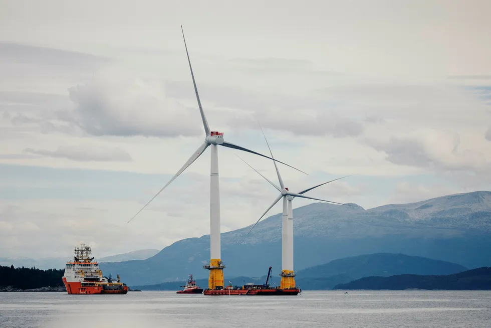 I 2017 ble Hywind satt i drift, seksten år etter at to norske ingeniører fikk ideen under et vindstille seilas. Her er vindmøllene på vei ut fra Stord til Skottland. Foto: Johannes Worsøe Berg