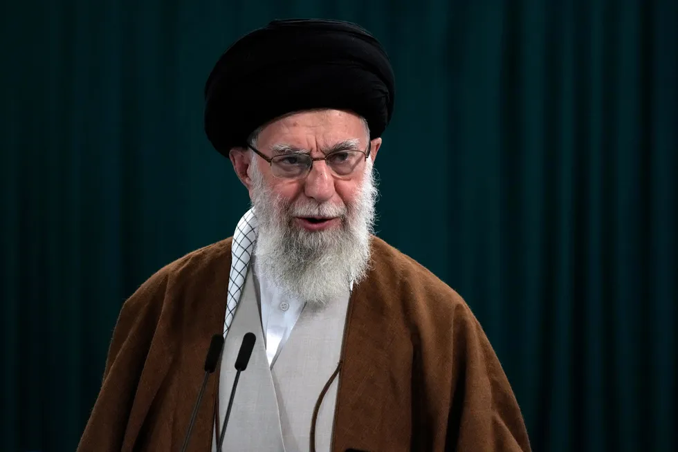 Ayatollah Ali Khamenei og Revolusjonsgarden har lovet å gjengjelde ethvert angrep.