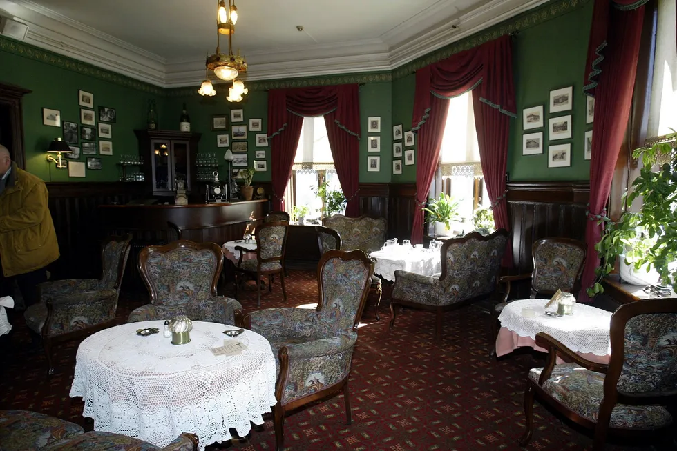 Restauranten har vært en møteplass for skuespillere, politikere og kunstnere, og har huset gjester som Henrik Ibsen, Edvard Grieg og Edvard Munch. Hva heter den?