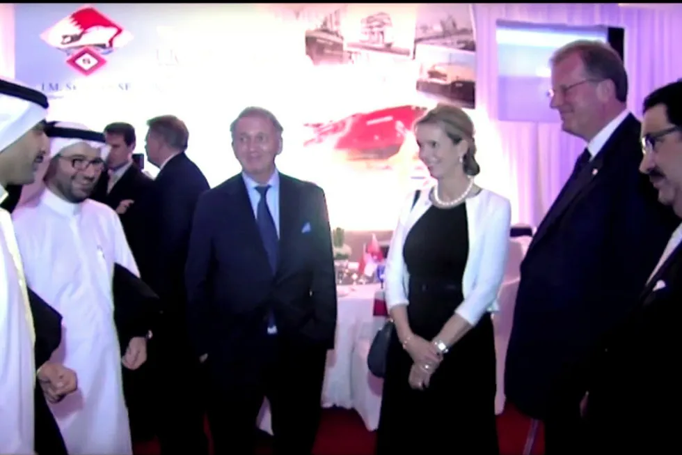 Terje Rød-Larsen med Morits Skaugen og Grace Reksten Skaugen på fest i Bahrain. Helt til Høyre står sjefen for virksomheten Skaugen gikk inn i, Osama Muein.