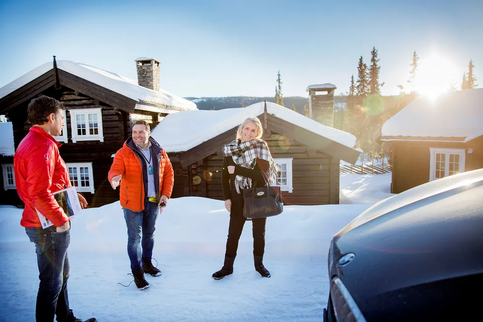Peter Sjölander (til venstre) er sammen med kona Birgitta Sjölander på jakt etter fjellhytte. Ekteparet er på privatvisning på Kvitfjell med eiendomsmegler Stig Henning Svartor i DNB Eiendom. Foto: Per Thrana