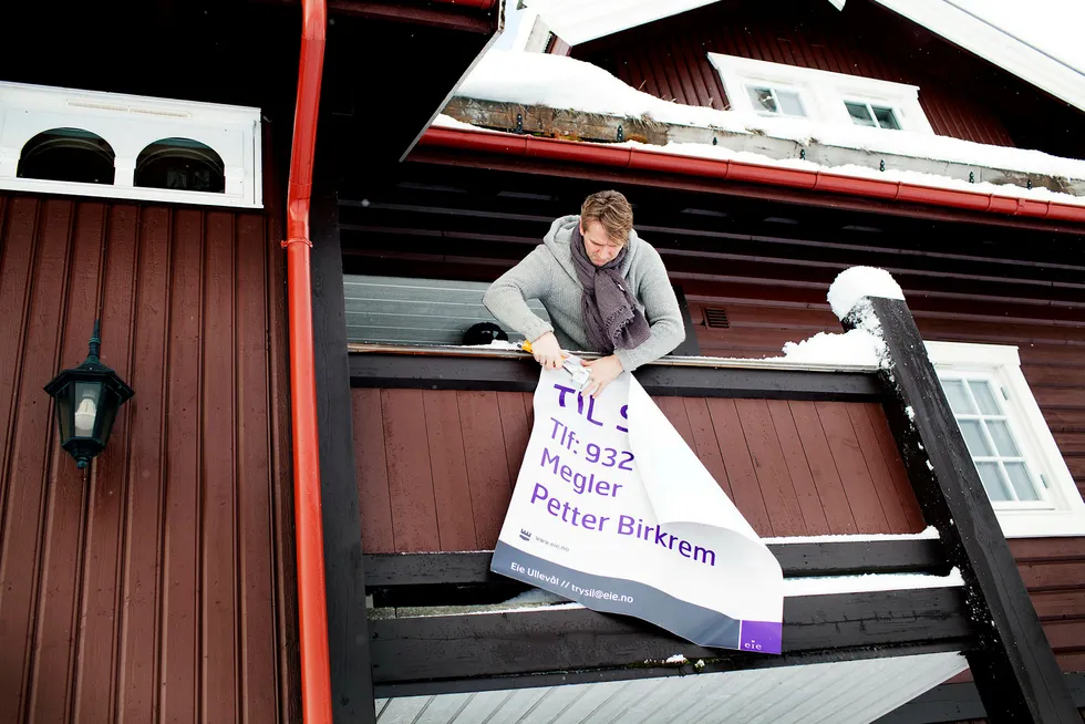 Eiendomsmegler Petter Birkrem opplever god etterspørsel fra fjellglade helgeturister. I fjor solgte han 123 hytter. Foto: Brian Cliff Olguin