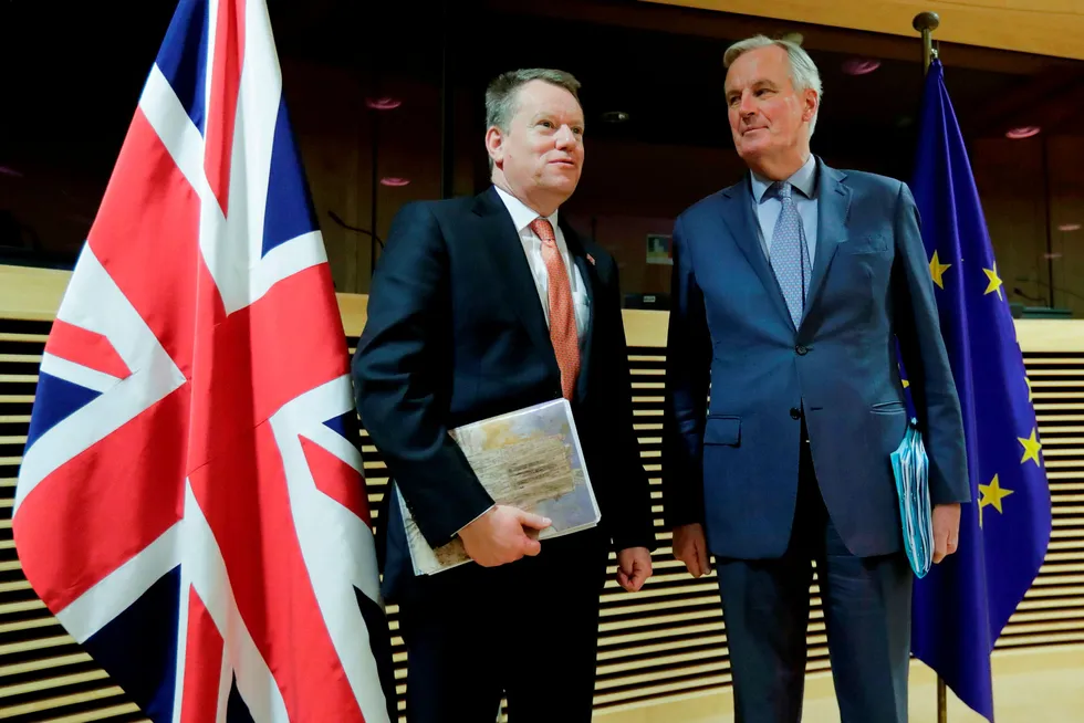 Britenes Europa-rådgiver David Frost (til venstre) med EUs sjefforhandler Michel Barnier før forhandlingene mandag.
