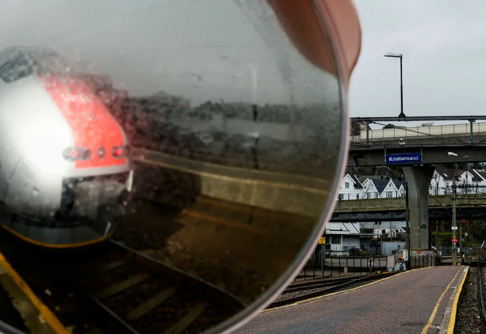 Til neste år skal NSB etter planen ikke lenger kjøre tog på Sørlandsbanen, som her på Kristiansand stasjon.