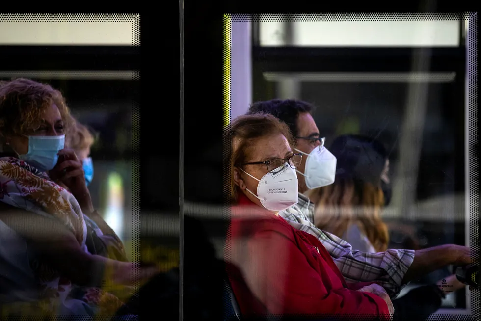 Busspassasjerer med munnbind i bydelen Vallecas i Madrid onsdag.