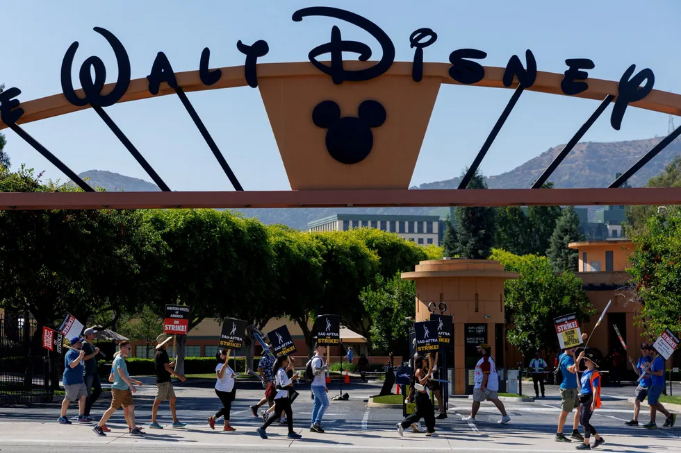 Streikevakter utenfor Disney Studios i Burbank i California.