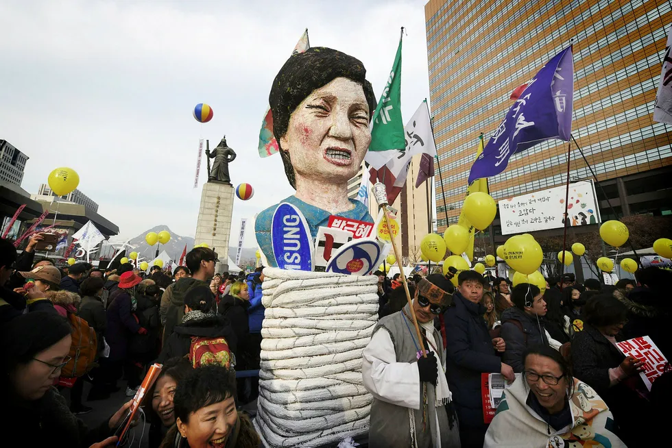 Demonstranter har forsøkt å kaste Sør-Koreas president Park Geun-hye i høst. Nå kan de være i ferd med å lykkes. En gruppe næringslivstopper må forklare hvorfor de utbetalte over en halv milliard kroner til to stiftelser som presidentens venninne styrte. Jung Yeon-Je/AFP/NTB Scanpix