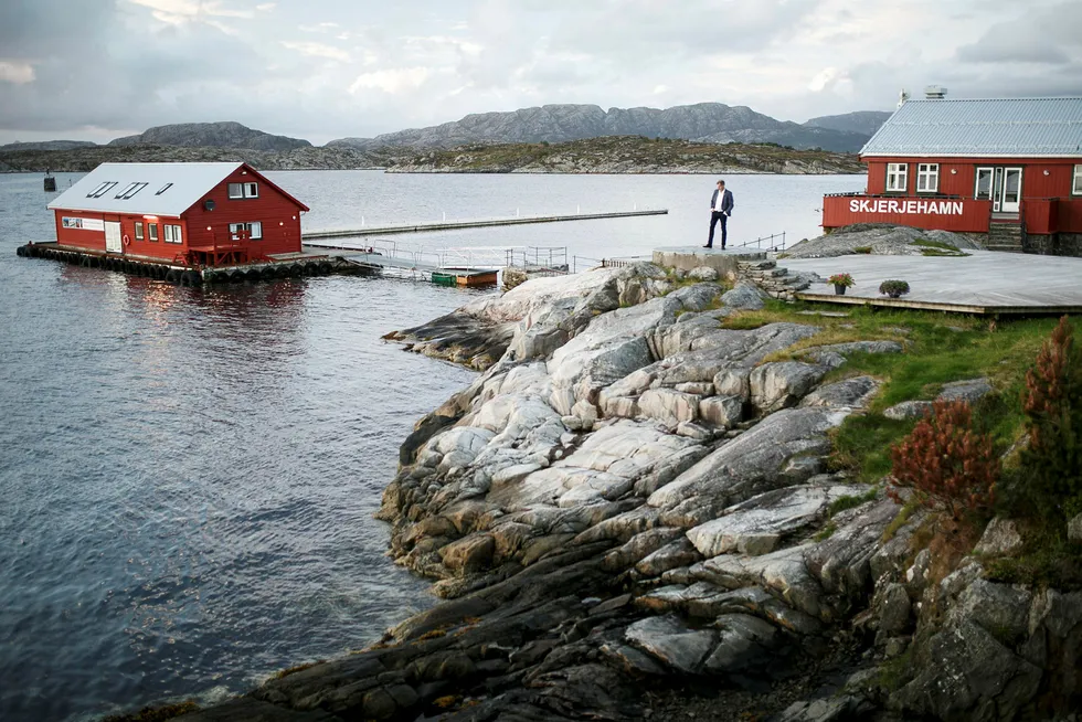 Lakegründer Ola Braanaas har brukt noe av overskuddet fra havbruk til å renoverte et gammelt hotell på en øy i Sogn og Fjordane. Foto: Nicklas Knudsen