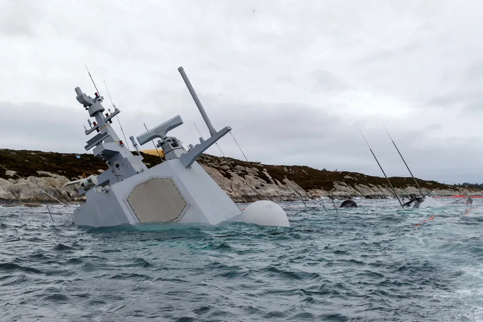 Den havarerte fregatten KNM «Helge Ingstad» ligger på grunn nord for Stureterminalen i Hjeltefjorden utenfor Bergen.
