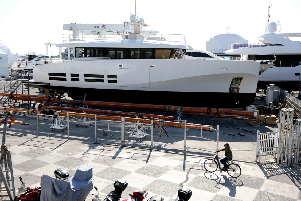 Yachten «La Petite Ourse» har siden i mars ligget i opplag her i Antibes på sørkysten av Frankrike. Den er 24 meter lang og kostet over 40 millioner kroner.