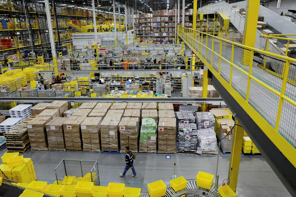 Amerikanske innkjøpssjefer er forsiktige. Her fra Amazons lager i Robbinsville, New Jersey.