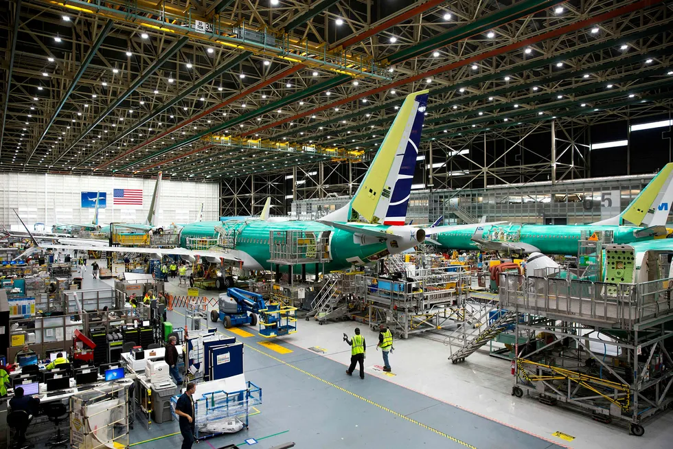 På Boeing Renton-fabrikken i Renton, Washington jobbet Boeing med 737 MAX-fly i mars i år.