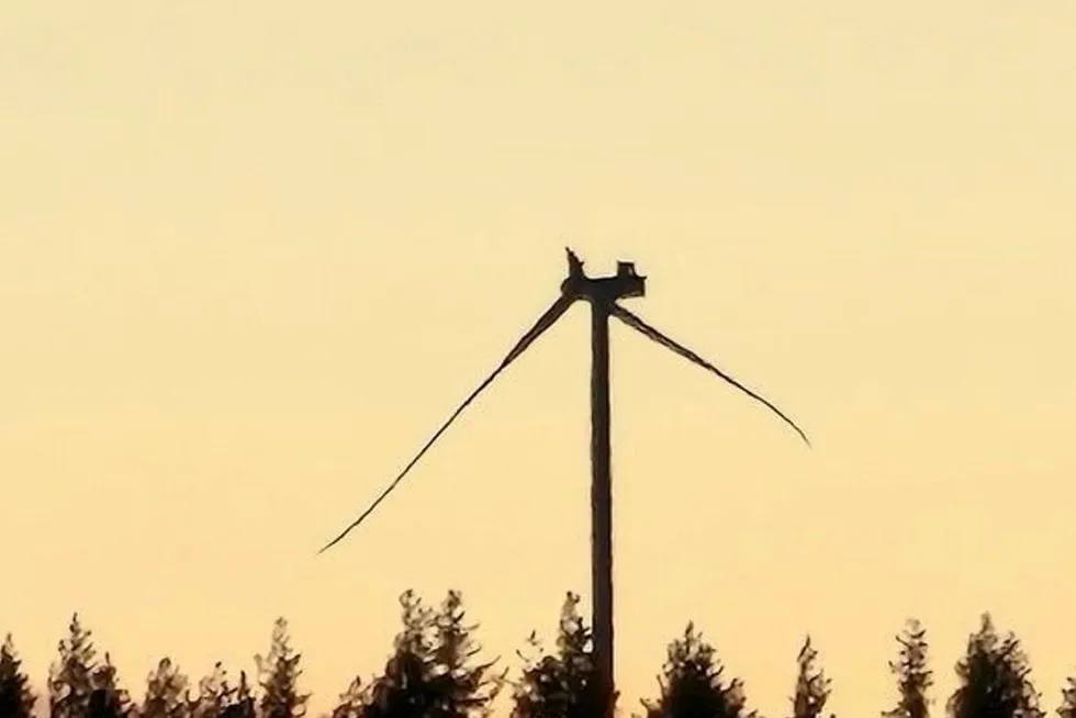 Etter at et turbinblad i Odal vindkraftverk knakk i starten av april, har vindkraftverket stått stille. Nå vil den snart begynne å produsere igjen.