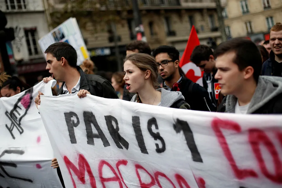 Streiker og store protester mot president Emmanuel Macrons økonomiske reformer stopper også mange flygninger fra og til Frankrike. Foto: Thibault Camus/AP photo/NTB scanpix