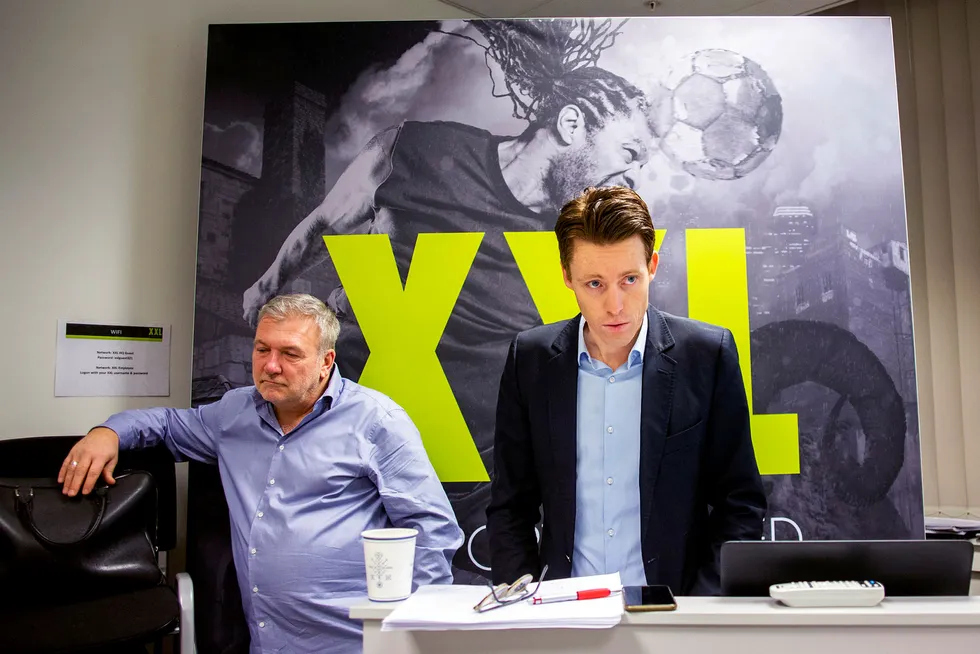 XXL-sjef Tolle Grøterud (til høyre) sier han ikke vil ta nedskrivning av XXLs opphopede varelager, men blir ikke trodd av Danske Bank. Her sammen med styremedlem og XXL-gründer Øivind Tidemandsen.