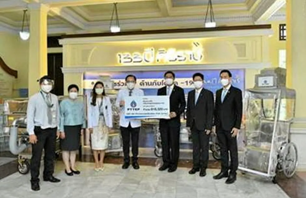 Donation: PTTEP chief executive Phongsthorn Thavisin (third from right) presents negative pressure transfer beds and wheelchairs to Associate Professor Cherdchai Nopmanee-jumruslers, vice director of Siriraj Hospital (fourth from left)