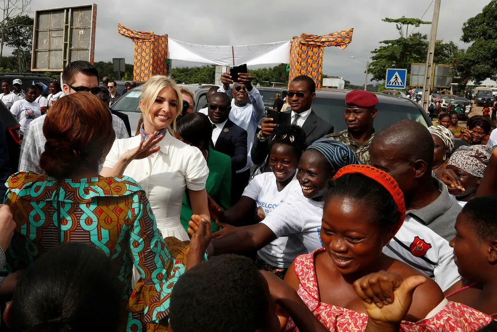 Det hvite hus' seniorrådgiver fikk en varm velkomst da hun ankom landsbyen Adzope i Elfenbenskysten onsdag.
