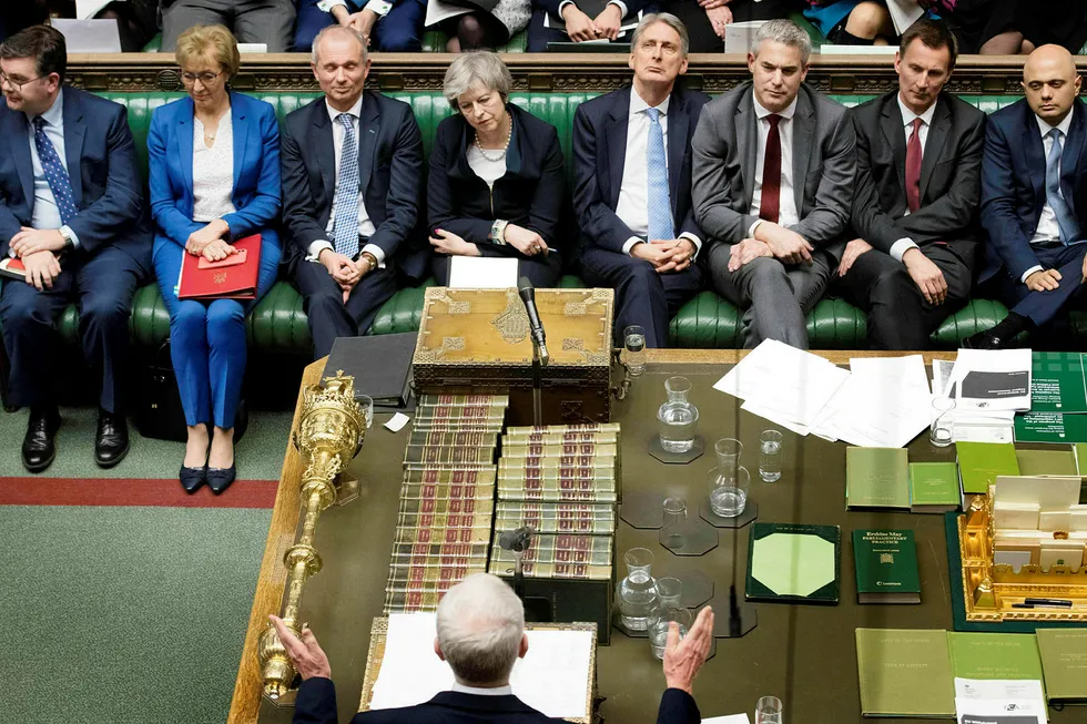 Tirsdag kveld ble statsminister Theresa May overkjørt av det største parlamentsflertallet i moderne britisk historie. Theresa May lytter her til Labour-leder Jeremy Corbyn etter brexit-avstemningen.