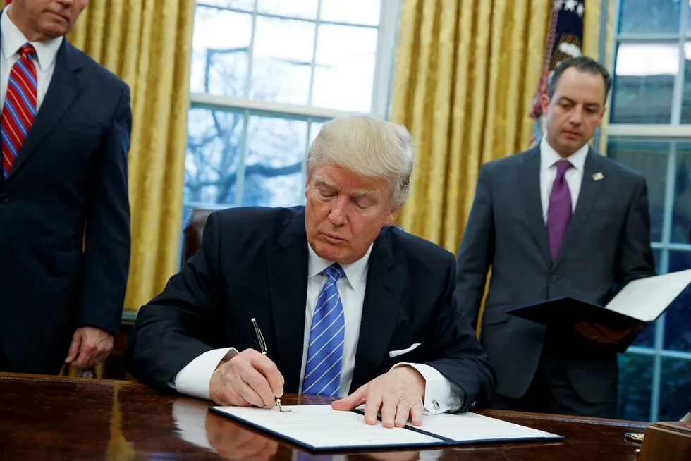 USAs nye president Donald Trump signerte mandag tre presidentordre. En av dem forbyr bruk av bistandspenger til utenlandske organisasjoner som tilbyr eller gir informasjon om abort. Foto AP / Evan Vucci / NTB scanpix
