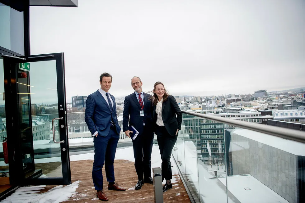 Wikborg Rein-toppene Geir Sviggum (fra venstre), Finn Bjørnstad og Ingrid K. Høstmælingen er stolte over advokatfirmaets milliardmilepæl.