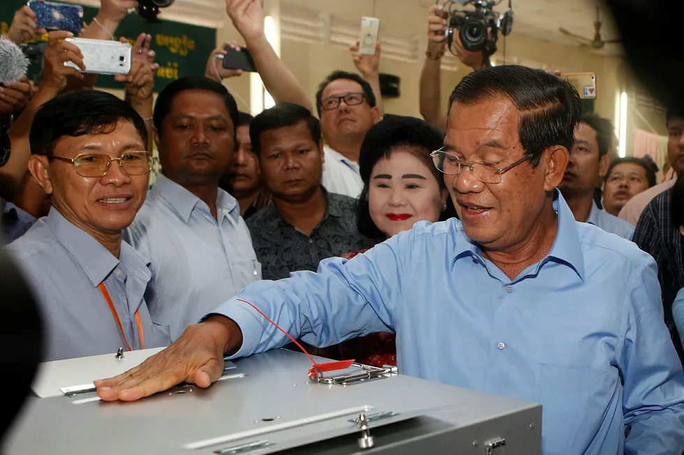 Hun Sen har styrt Kambodsja i 33 år og er verdens lengst sittende statsminister. Søndag avga han stemme i et valg som sikrer ham fem nye år ved makten, etter først å ha sørget for at det største opposisjonspartiet ble forbudt. Foto: AP / NTB scanpix