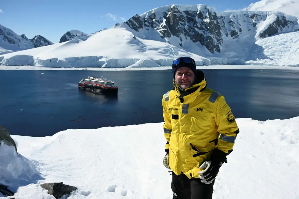 Hurtigruten-sjef Daniel Skjeldam med skipet MS «Roald Amundsen» i bakgrunnen. Bildet er fra South Shetland Islands i Antarktis i november 2019, noen måneder før koronaen.