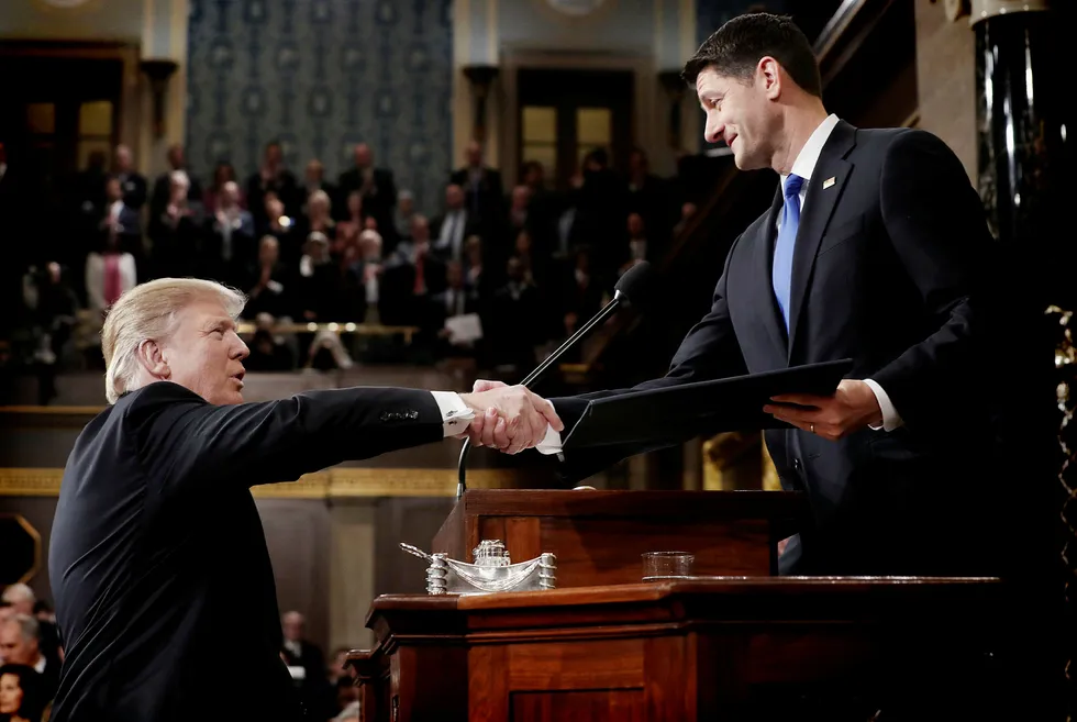 USAs president Donald J. Trump (til venstre) og den ledende republikaneren Paul Ryan, som sto bak forslaget om ny helsereform, omtalt som «Trumpcare» og «Ryancare» før de måtte trekke den tilbake sent sist uke. Pool/Reuters/NTB Scanpix