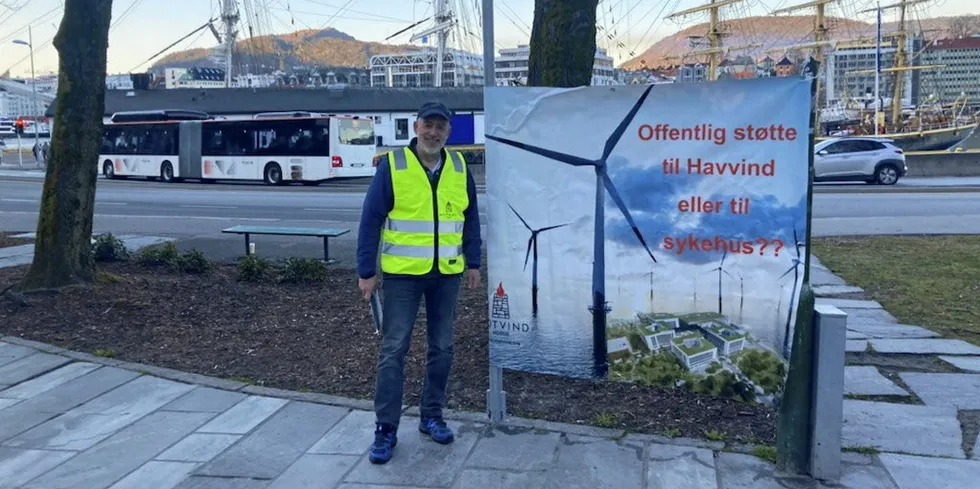 Vidar Svendsen var blant de som markerte foran regjeringens konferanse i Bergen.