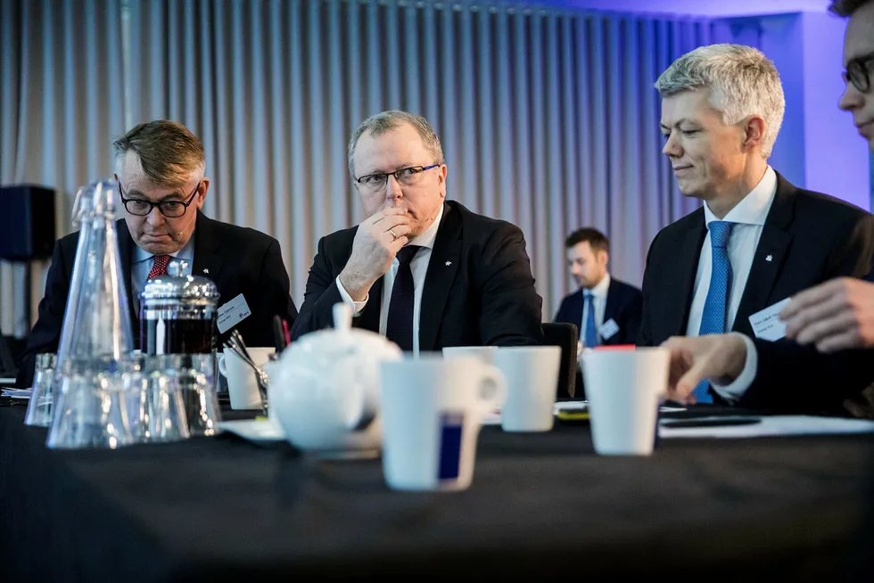Fra venstre Reidar Gjærum kommunikasjonssjef, Eldar Sætre konsernsjef og Hans Jakob Hegge finansdirektør i Statoil, på pressekonferansen og kapitalmarkedsdagen de har i London. Foto: Per Thrana