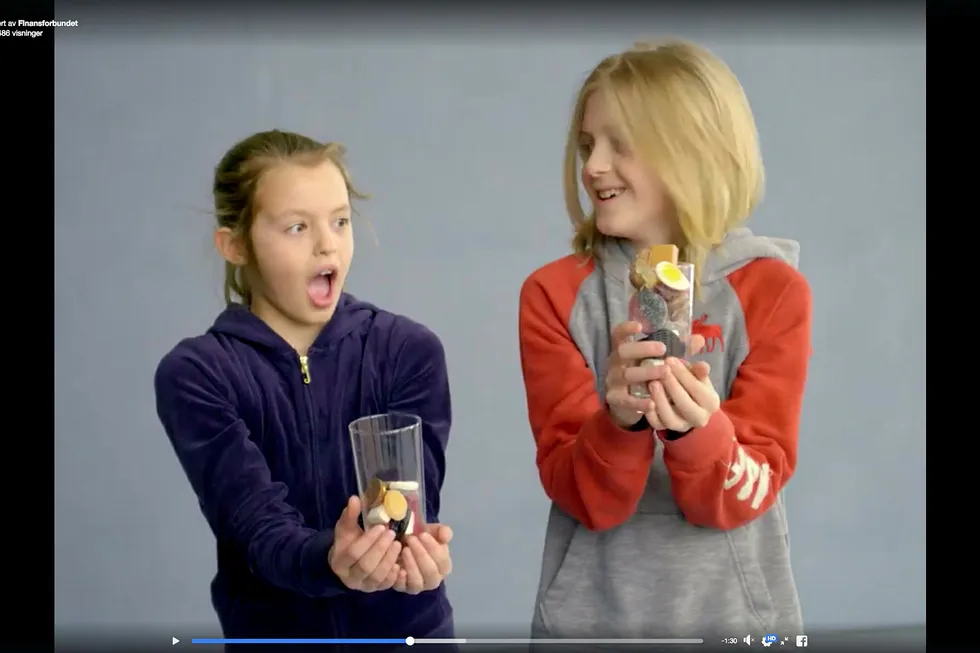 I Finansforbundets video reagerte barna instinktivt på at gutten fikk nesten dobbelt så mye godteri som jenta. De omfordelte porsjonene på eget initiativ til de var like. Foto: Finansforbundet