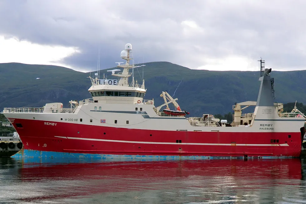 Arkivbilde av reketråleren Remøy som har ligget i arrest i Murmansk i Russland siden 10. mai. Nå er skipet på vei til Tromsø etter å ha blitt sluppet av russiske myndigheter. Foto: Shipspotting.com / NTB scanpix