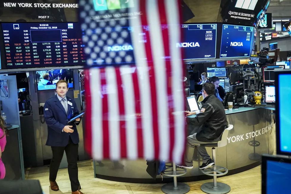 Aksjemarkedene i USA stiger fra start fredag. Her fra handelsgulvet på New York Stock Exchange (NYSE).