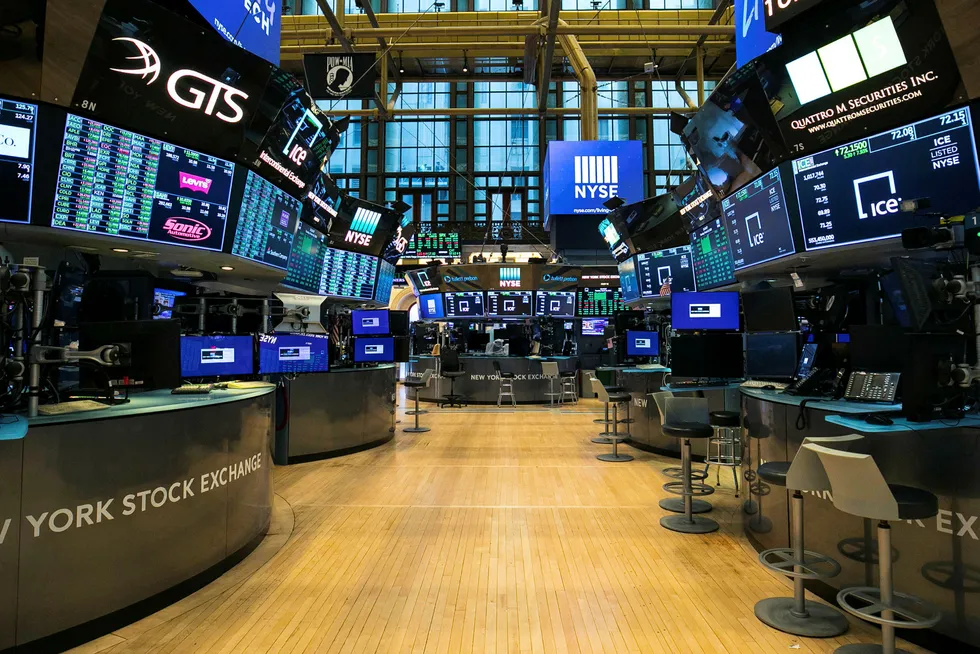 Koronakrisen gjør at det for første gang i moderne historie ikke er fysisk handel på gulvet på New York Stock Exchange. Men børsen kan ligge an til oppgang for tredje dag på rad.