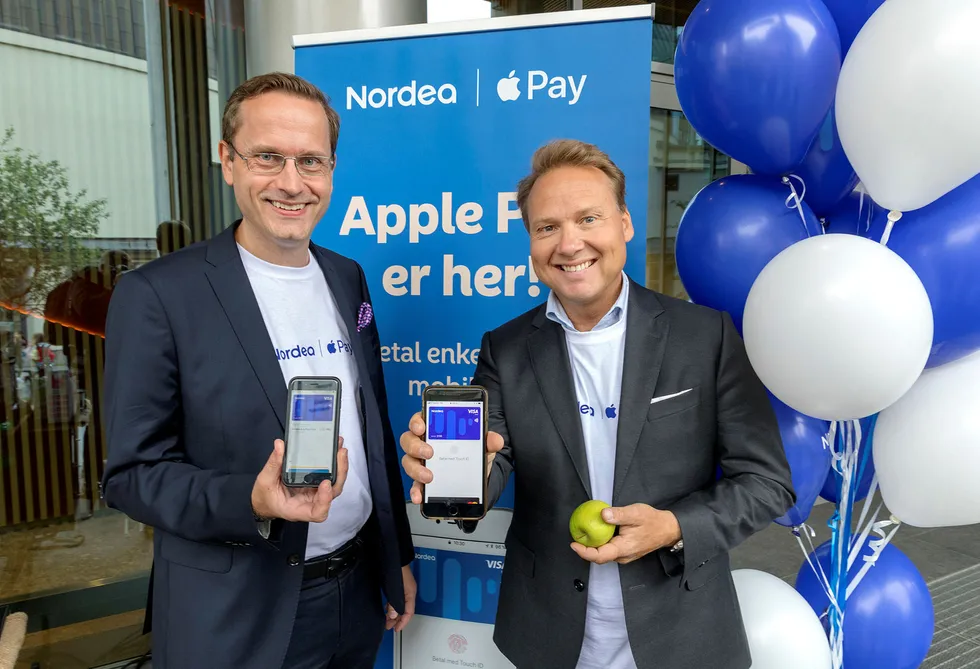 Nordea var først ut med Apples betalingsløsning i Norge. Tjenesten ble lansert onsdag forrige uke av administrerende direktør Snorre Storset (til venstre) og leder for privatmarkedet John Sætre. Foto: Gorm Kallestad/NTB Scanpix