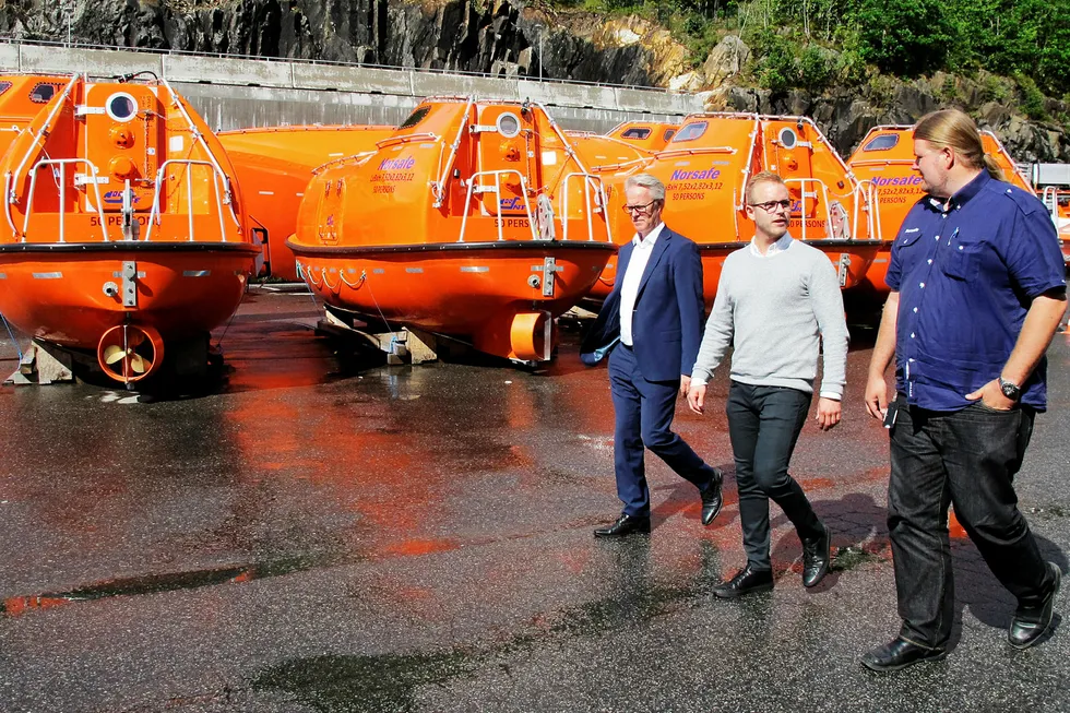 Administrerende direktør Dag Songedal (til venstre) tror det verste er over for livbåtprodusenten Norsafe. Her sammen med Aleksander og Thomas Skåla. Foto: Harald Berglihn