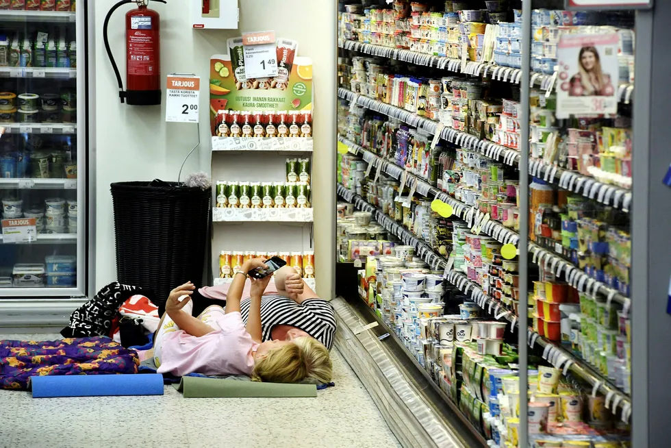 A local grocery store invited customers for a sleepover to cool off as the heatwave continues in Helsinki, Finland August 4, 2018. Picture taken August 4, 2018. Lehtikuva/Heikki Saukkomaa/via REUTERS ATTENTION EDITORS - THIS IMAGE WAS PROVIDED BY A THIRD PARTY. NO THIRD PARTY SALES. FINLAND OUT. TPX IMAGES OF THE DAY --- Foto: Lehtikuva/Reuters/NTB Scanpix