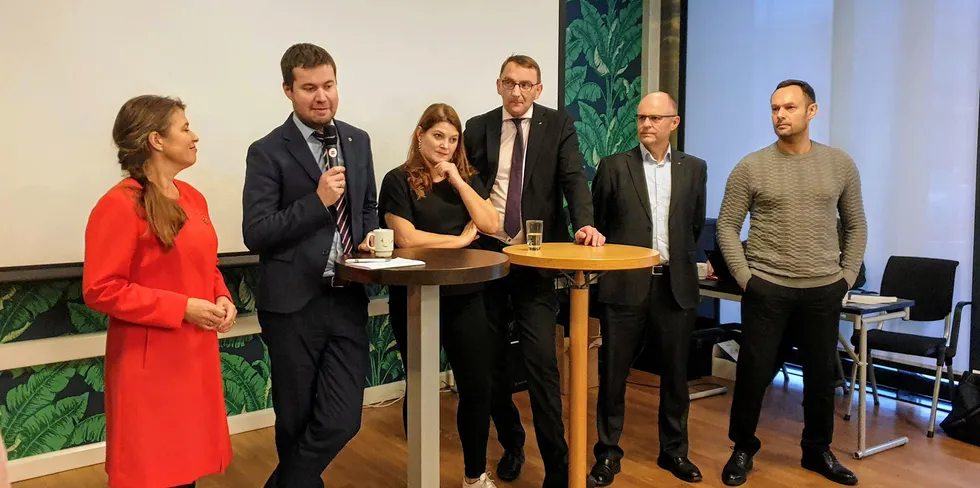 Politikere diskuterer fiskeripolitikk F.v.: Liv Kari Eskeland (H), Geir Pollestad (Sp), Cecilie Myrseth (Ap), Roy Angelvik (Frp), Steinar Reiten (Krf) og Torgeir Knag-Fylkesnes (SV). Kanskje bør de lytte mer til Nofima-forsker Edgar Henriksen.