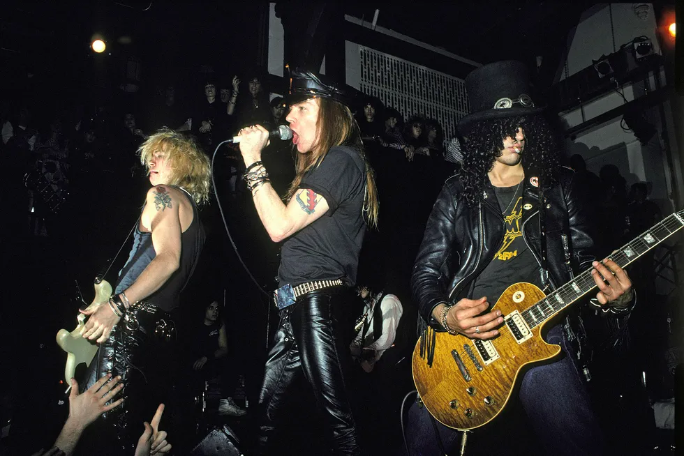 Unge pistoler. Duff McKagan, Axl Rose og Slash spiller på «The Limelight» i New York i 1988. Foto: Larry Marano/Getty Images