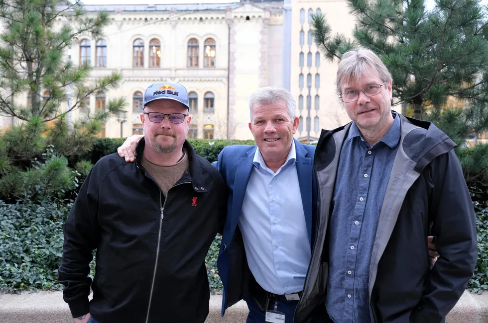 F.v.: Mikael Johansen (konserntillitsvalgt i Lerøy Norway Seafoods), Bjørnar Skjæran (stortingspolitiker) og Endre Sekse (konserntillitsvalgt i Pelagia) er godt fornøyd med de nye reglene for dagpenger til permitterte i fiskeindustrien.