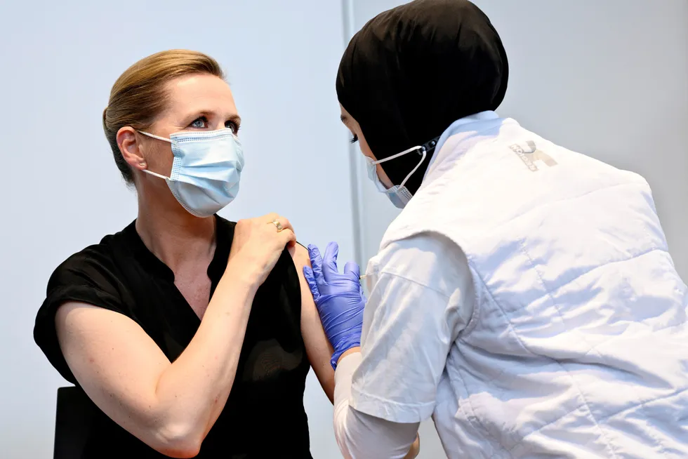 Boost for Mette Frederiksen? Danmarks statsminister får sin første vaksine. Den politiske pandemivirkningen er usikker.