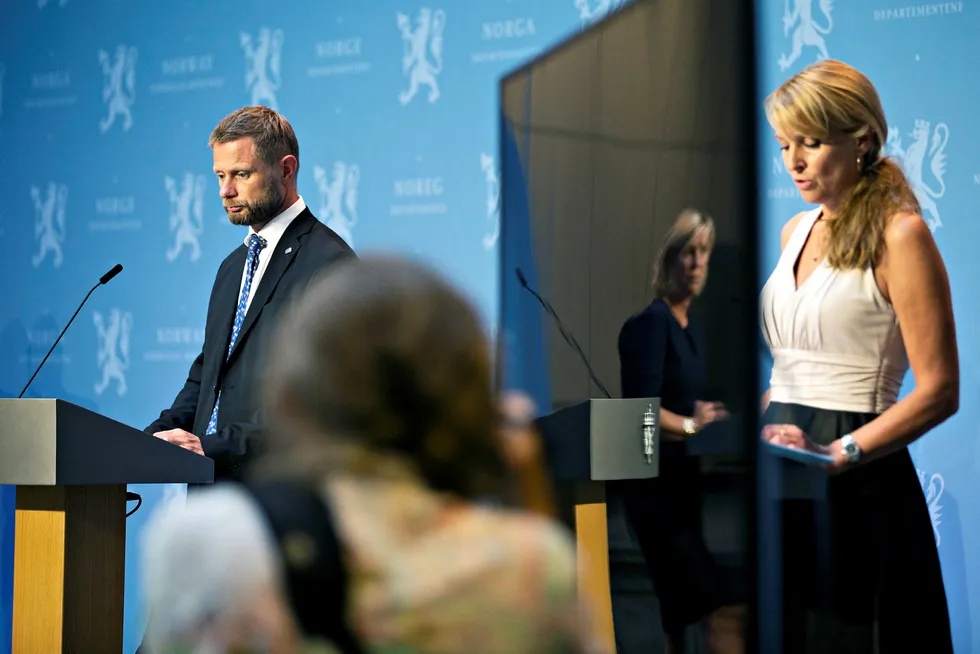 Avdelingsdirektør Line Vold fra Folkehelseinstituttet (t.h) og helseminister Bent Høie (H) under en pressekonferanse om koronasituasjonen i Marmorhallen i Oslo fredag.